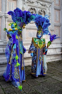 La parade des costumés du carnaval de Venise 2026 devant l'église de San Zaccaria.