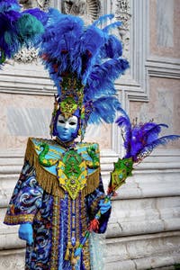 La parade des costumés du carnaval de Venise 2026 devant l'église de San Zaccaria.