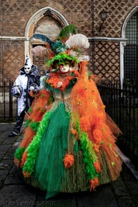 La parade des costumés du carnaval de Venise 2026 devant l'église de San Zaccaria.