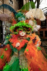 La parade des costumés du carnaval de Venise 2026 devant l'église de San Zaccaria.