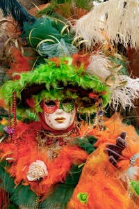 La parade des costumés du carnaval de Venise 2026 devant l'église de San Zaccaria.