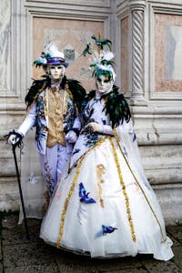 La parade des costumés du carnaval de Venise 2026 devant l'église de San Zaccaria.
