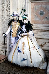 La parade des costumés du carnaval de Venise 2026 devant l'église de San Zaccaria.