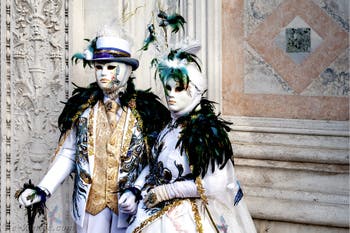 La parade des costumés du carnaval de Venise 2026 devant l'église de San Zaccaria.