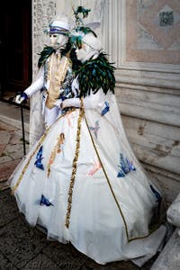La parade des costumés du carnaval de Venise 2026 devant l'église de San Zaccaria.