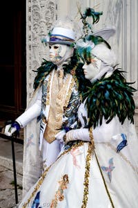 La parade des costumés du carnaval de Venise 2026 devant l'église de San Zaccaria.