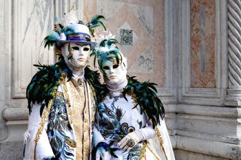 La parade des costumés du carnaval de Venise 2026 devant l'église de San Zaccaria.