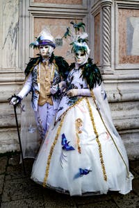 La parade des costumés du carnaval de Venise 2026 devant l'église de San Zaccaria.