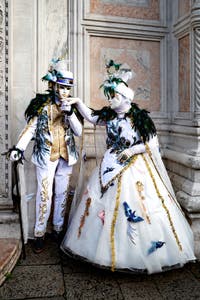 La parade des costumés du carnaval de Venise 2026 devant l'église de San Zaccaria.