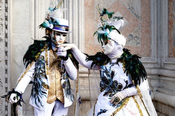 La parade des costumés du carnaval de Venise 2026 devant l'église de San Zaccaria.