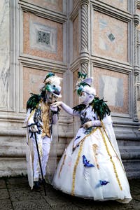 La parade des costumés du carnaval de Venise 2026 devant l'église de San Zaccaria.