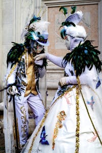 La parade des costumés du carnaval de Venise 2026 devant l'église de San Zaccaria.