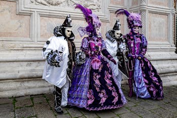 La parade des costumés du carnaval de Venise 2026 devant l'église de San Zaccaria.