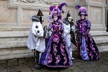 La parade des costumés du carnaval de Venise 2026 devant l'église de San Zaccaria.