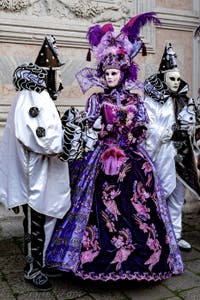 La parade des costumés du carnaval de Venise 2026 devant l'église de San Zaccaria.
