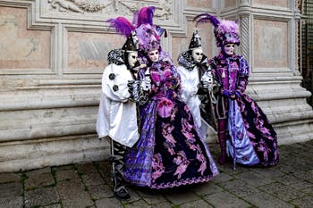La parade des costumés du carnaval de Venise 2026 devant l'église de San Zaccaria.