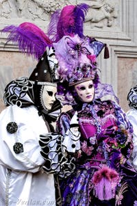 La parade des costumés du carnaval de Venise 2026 devant l'église de San Zaccaria.