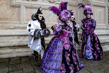 La parade des costumés du carnaval de Venise 2026 devant l'église de San Zaccaria.