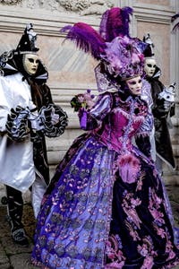 La parade des costumés du carnaval de Venise 2026 devant l'église de San Zaccaria.