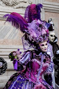 La parade des costumés du carnaval de Venise 2026 devant l'église de San Zaccaria.