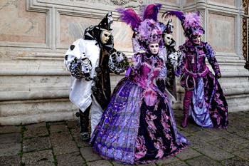 La parade des costumés du carnaval de Venise 2026 devant l'église de San Zaccaria.