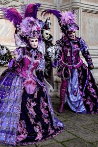 La parade des costumés du carnaval de Venise 2026 devant l'église de San Zaccaria.