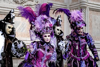La parade des costumés du carnaval de Venise 2026 devant l'église de San Zaccaria.