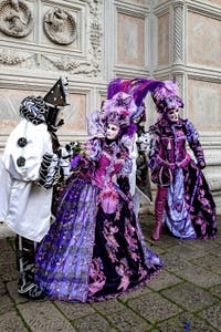 La parade des costumés du carnaval de Venise 2026 devant l'église de San Zaccaria.