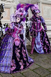 La parade des costumés du carnaval de Venise 2026 devant l'église de San Zaccaria.