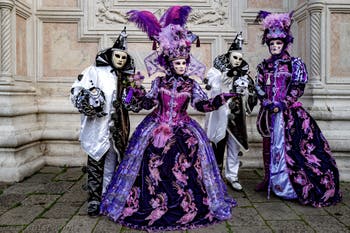 La parade des costumés du carnaval de Venise 2026 devant l'église de San Zaccaria.