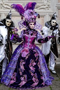 La parade des costumés du carnaval de Venise 2026 devant l'église de San Zaccaria.