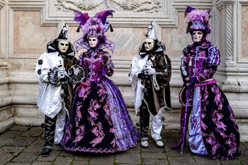 La parade des costumés du carnaval de Venise 2026 devant l'église de San Zaccaria.
