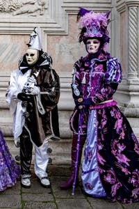 La parade des costumés du carnaval de Venise 2026 devant l'église de San Zaccaria.