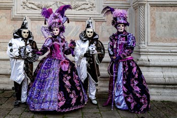 La parade des costumés du carnaval de Venise 2026 devant l'église de San Zaccaria.