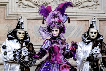 La parade des costumés du carnaval de Venise 2026 devant l'église de San Zaccaria.