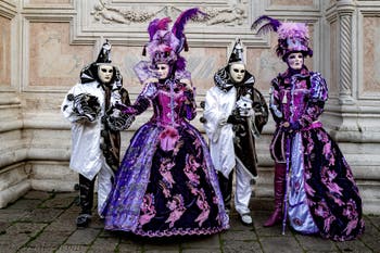La parade des costumés du carnaval de Venise 2026 devant l'église de San Zaccaria.