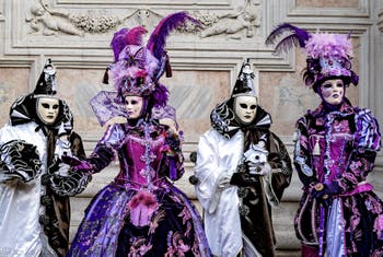 La parade des costumés du carnaval de Venise 2026 devant l'église de San Zaccaria.