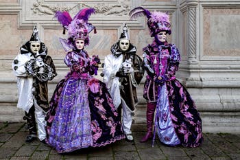 La parade des costumés du carnaval de Venise 2026 devant l'église de San Zaccaria.