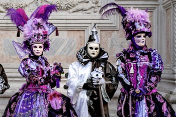 La parade des costumés du carnaval de Venise 2026 devant l'église de San Zaccaria.