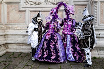 La parade des costumés du carnaval de Venise 2026 devant l'église de San Zaccaria.