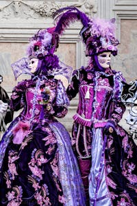 La parade des costumés du carnaval de Venise 2026 devant l'église de San Zaccaria.