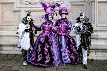 La parade des costumés du carnaval de Venise 2026 devant l'église de San Zaccaria.