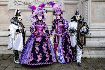La parade des costumés du carnaval de Venise 2026 devant l'église de San Zaccaria.