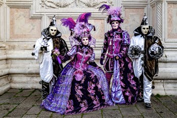 La parade des costumés du carnaval de Venise 2026 devant l'église de San Zaccaria.