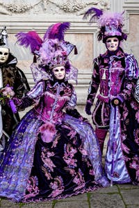 La parade des costumés du carnaval de Venise 2026 devant l'église de San Zaccaria.