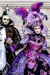 La parade des costumés du carnaval de Venise 2026 devant l'église de San Zaccaria.