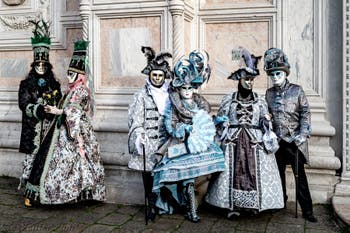 La parade des costumés du carnaval de Venise 2026 devant l'église de San Zaccaria.