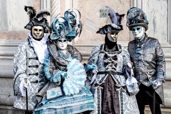 La parade des costumés du carnaval de Venise 2026 devant l'église de San Zaccaria.
