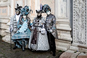 La parade des costumés du carnaval de Venise 2026 devant l'église de San Zaccaria.