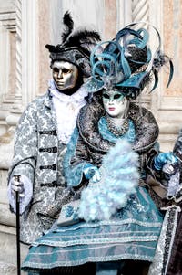 La parade des costumés du carnaval de Venise 2026 devant l'église de San Zaccaria.